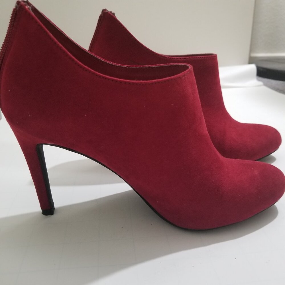Kelly & Katie Brand Bootie high heels in red/burgundy/wine velvet, size 6 1/2